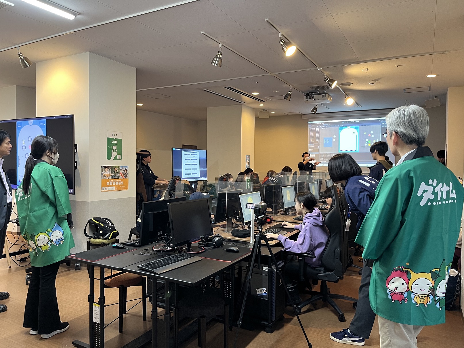真剣にプログラミングに取り組む参加者たち