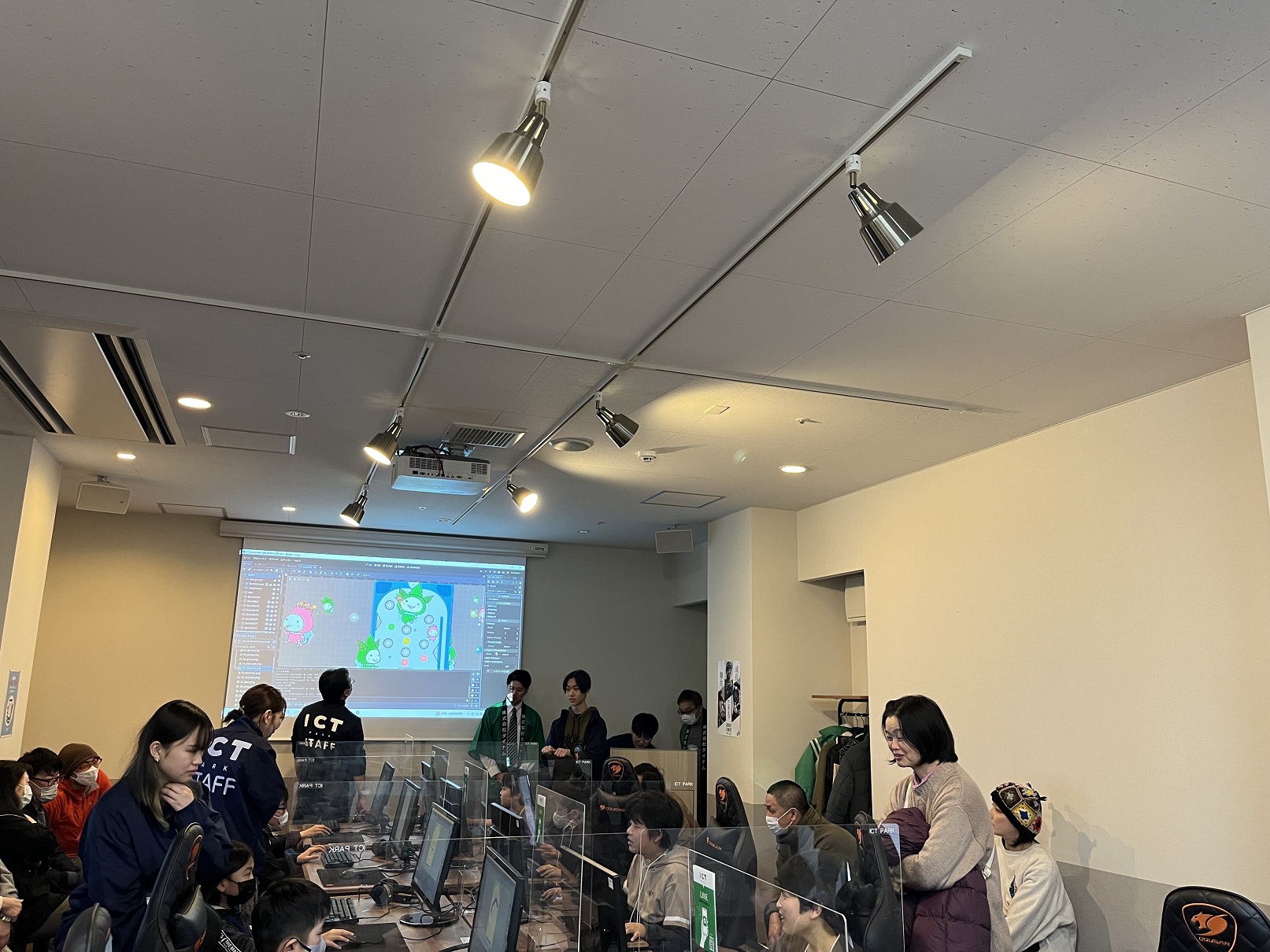 完成したゲームを発表する参加者