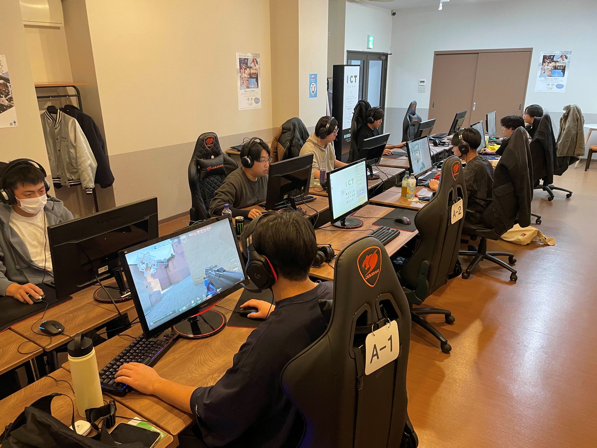 参加者が集中してプレイしている様子