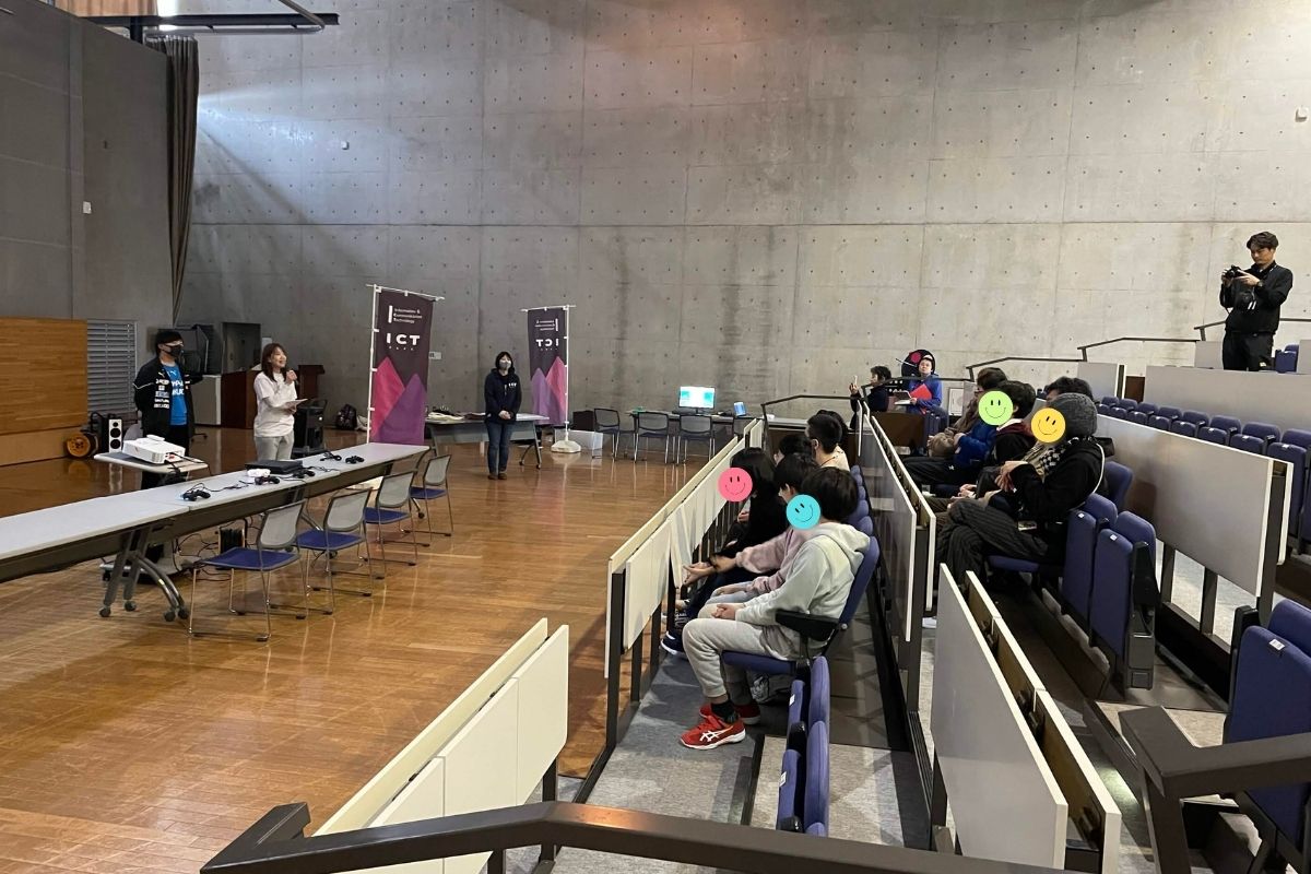 参加者のみんなで開会式