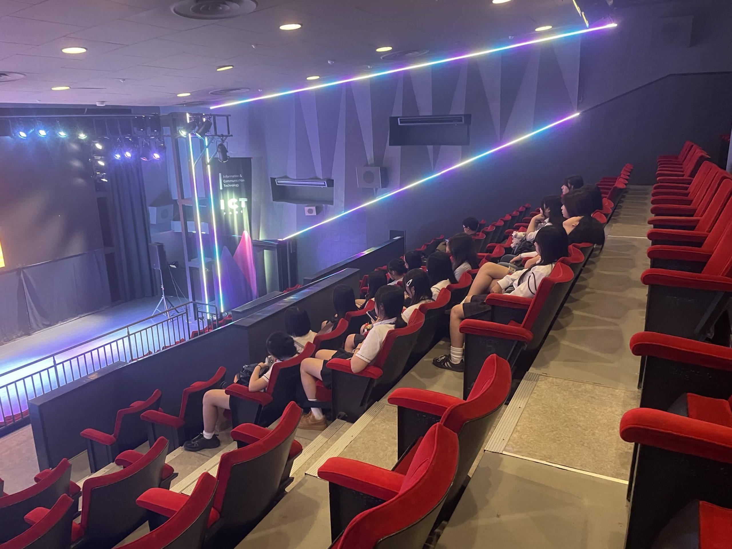 ICTパークで動画を鑑賞する韓国水原市の青少年訪問団